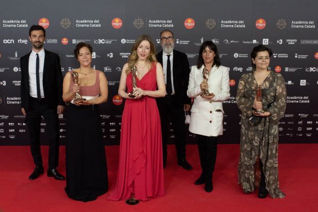 Pilar Palomero y su equipo, con el Premio Gaudí / Gtres