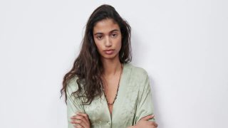 Este es el kimono bordado a mano de Zara que llevarás como vestido, camisa o chaqueta