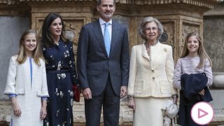 Los Reyes y sus hijas junto a la reina doña Sofía en Mallorca / Gtres