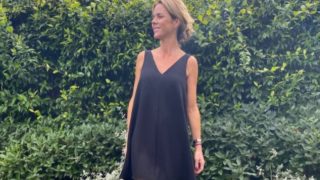 Amelia Bono combina mini vestido negro con botas militares