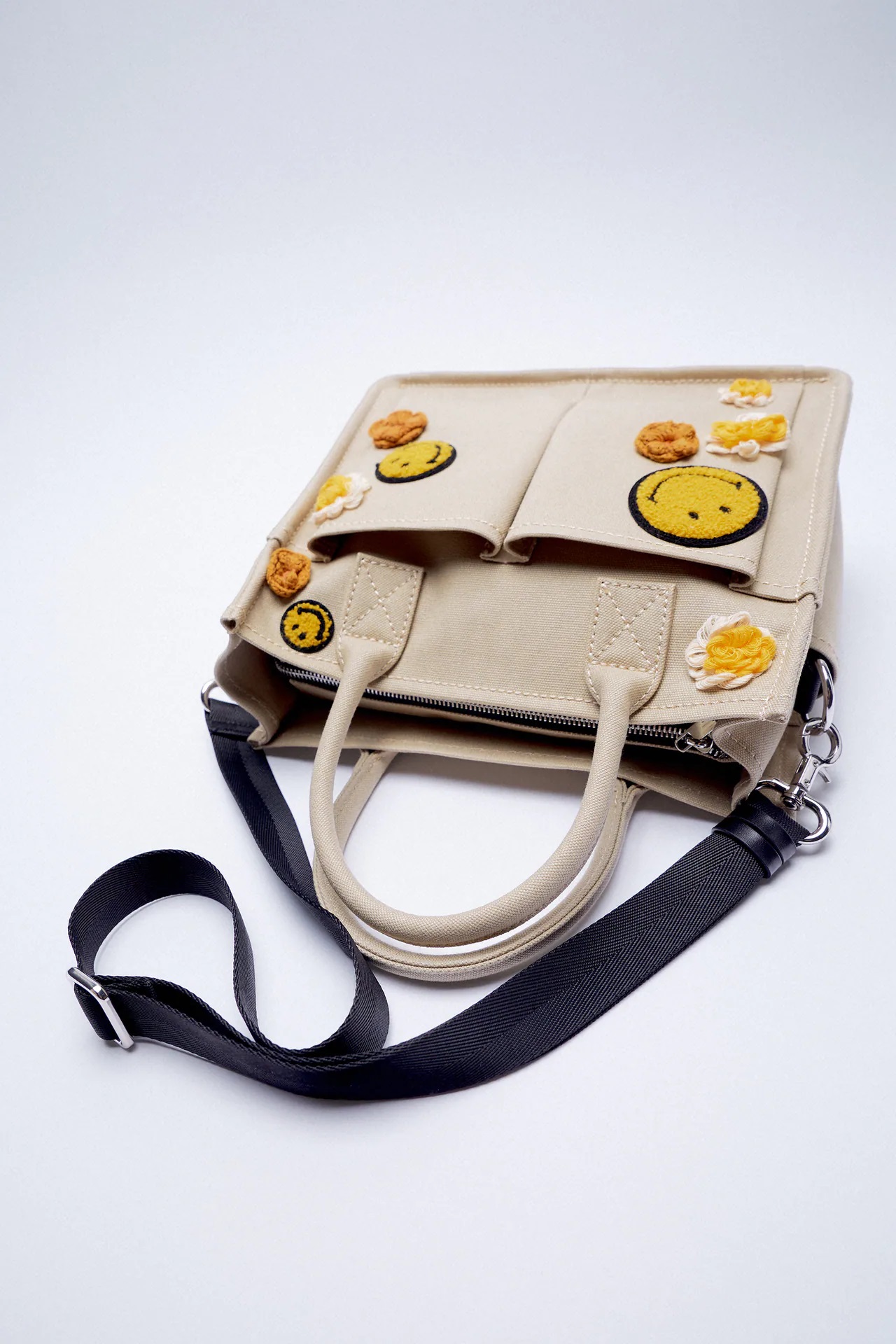 Llega el bolso de Zara que podrás personalizar en casa y te sacará una sonrisa