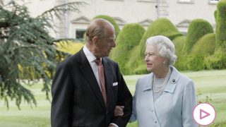 La reina Isabel y el duque de Edimburgo en una imagen de archivo / Gtres