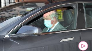 El príncipe Carlos cabizbajo en un coche. /Gtres