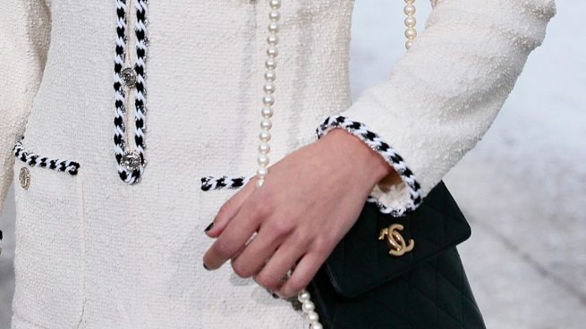 Confrontar radical colina Sfera se inspira en un vestido mítico de Chanel para diseñar esta chaqueta  de entretiempo