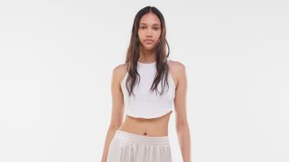 Bershka bate récords de ventas con unos pantalones satinados de cintura elástica
