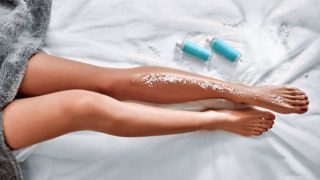 Cómo hacer un exfoliante casero para las piernas