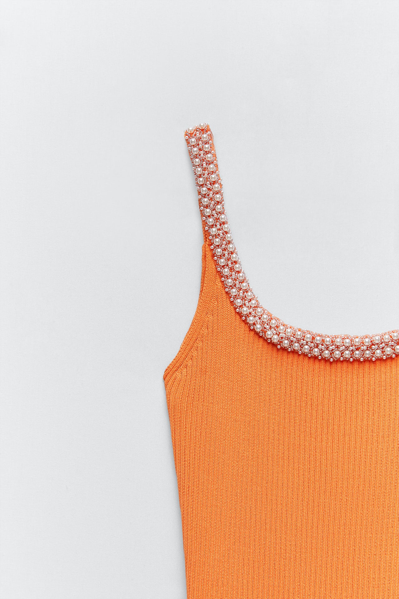 El vestido de punto con perlas de Zara más viral de la historia
