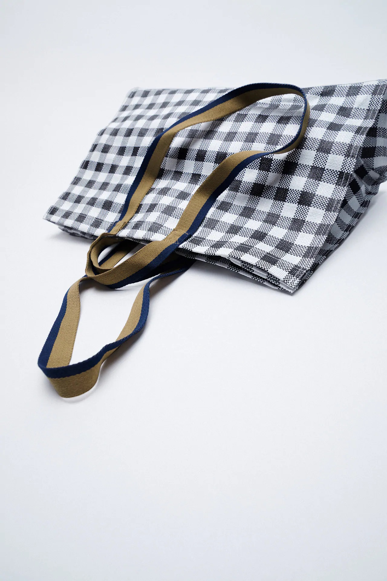 El nuevo bolso personalizable de Zara, versátil, resistente y cómodo vale solo 17 euros