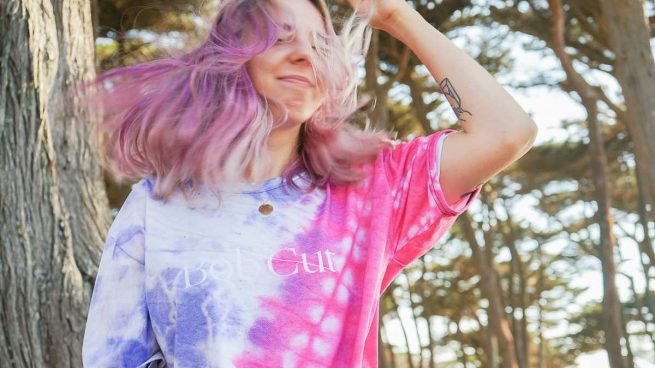 ¿Ya sabes cómo combinar la tendencia tie-dye?