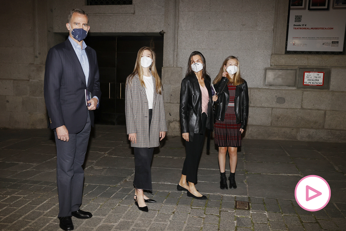 The Kings reappear with their daughters at the Teatro Real in Madrid