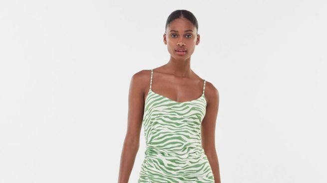 El vestido midi de Bershka con efecto óptico de cintura de avispa