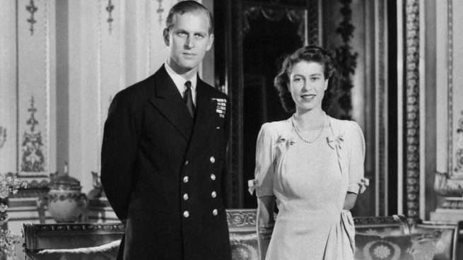 Primark tiene el vestido midi homenaje a ‘The Crown’ y a la reina Isabel II