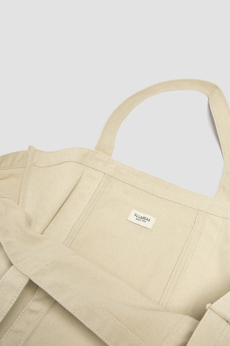 Este es el bolso personalizable y lavable más práctico de Pull&Bear