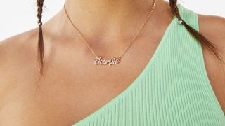 Vuelve el collar zodiaco de Bershka con más brillo y glamour