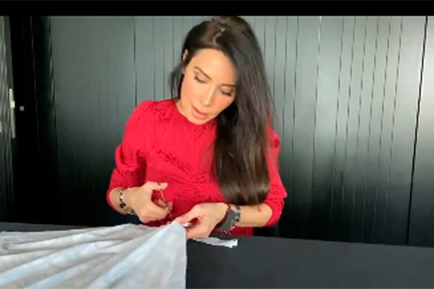 Pilar Rubio corta el sobrante de tela / Instagram