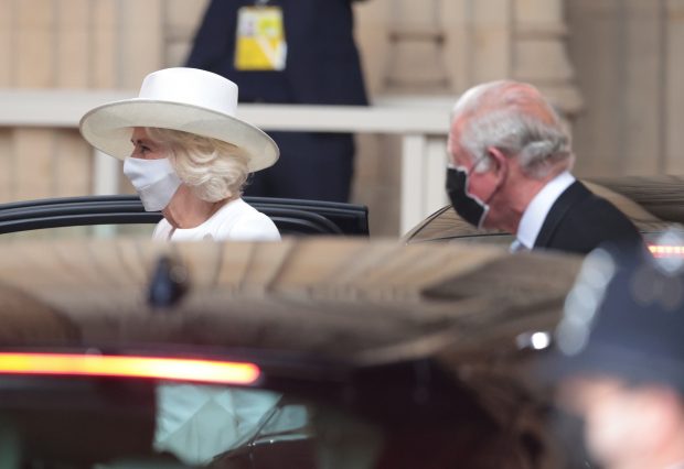 La voz temblorosa y un emotivo recuerdo al duque de Edimburgo: La reina Isabel reaparece en público