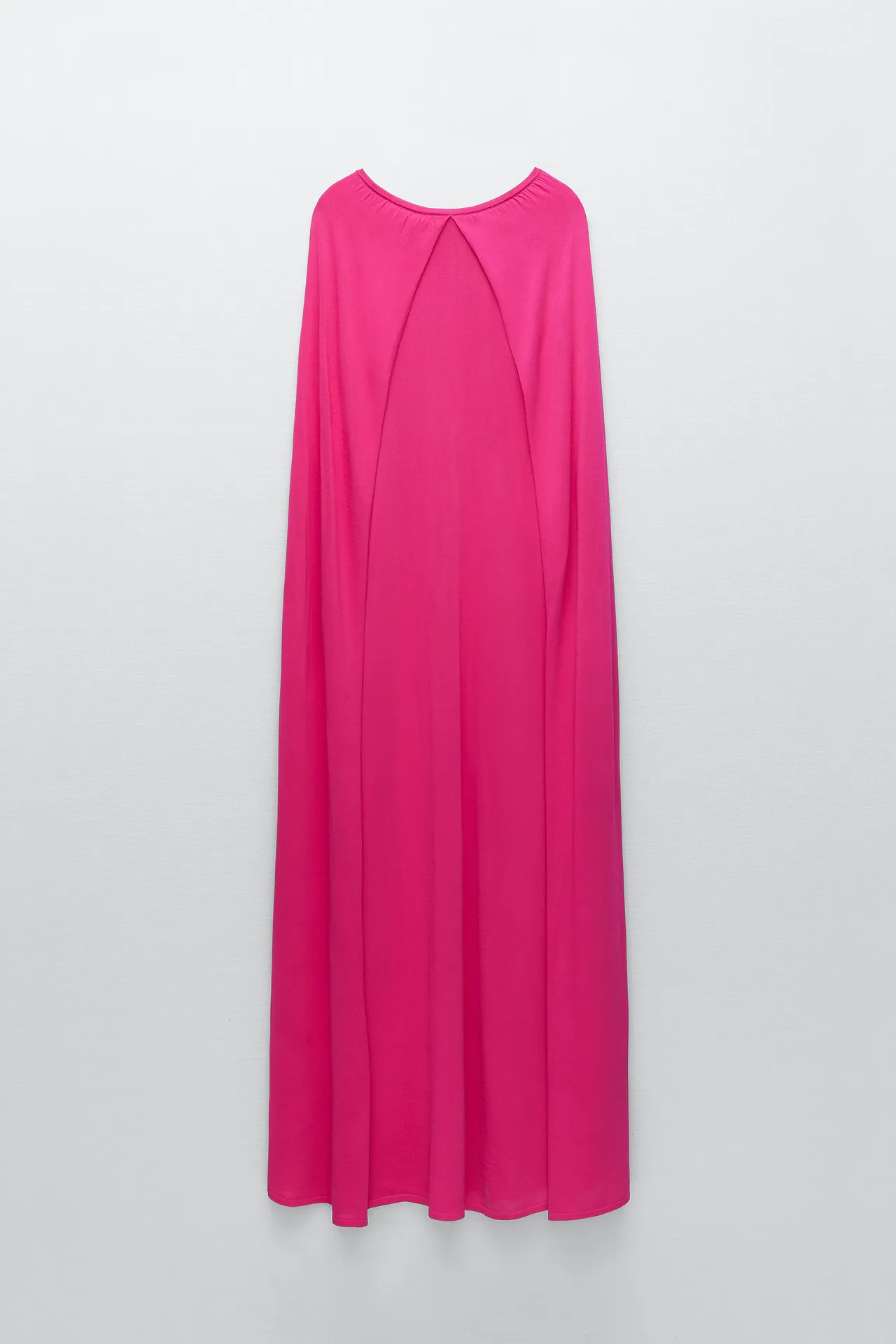 El vestido con capa de edición especial de Zara que te convertirá en la más elegante