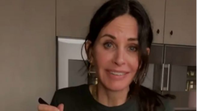 Pollo con puerros al horno, la receta ligera que Courtney Cox prepara en 5 minutos