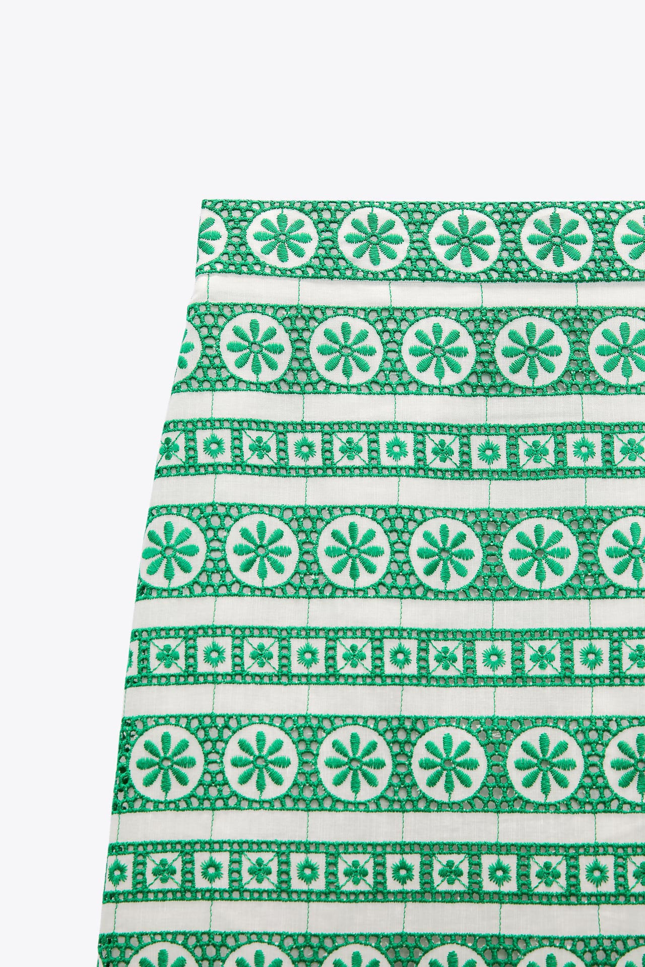 Esta es la falda midi de Zara que más se vende en Saint Tropetz