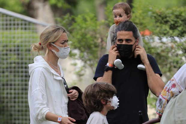 Marta Ortega junto a sus hijos y su marido, Carlos Torretta./Gtres