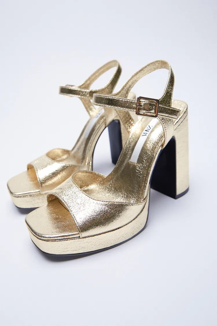 Zara versiona y mejora las sandalias doradas de Miu Miu de 600 euros
