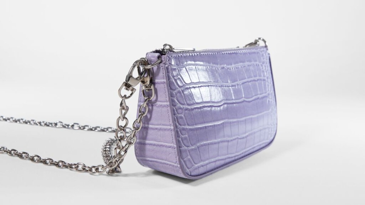 Bershka versiona el bolso de efecto cocodrilo Chanel a todo color en modelos