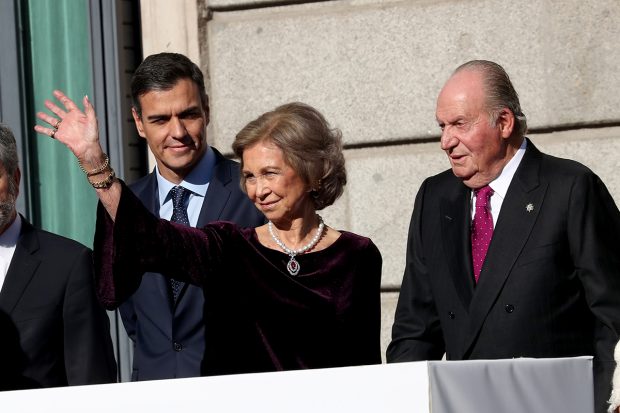 La Reina Sofía y el rey Juan Carlos I junto a Pedro Sánchez
