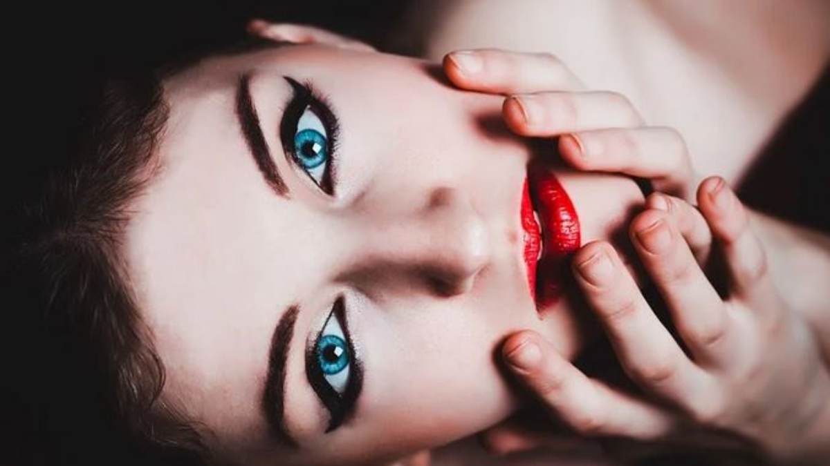 Ni iluminador ni sombra de ojos: los dos únicos productos que necesitas para conseguir un efecto 'lifting' en la cara