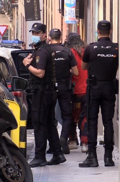 El intérprete de 'Si tu me dices ven' ha sido visto con aspecto desaliñado tras pasar una noche en la Comisaria ubicada en la calle Leganitos de Madrid./Gtres