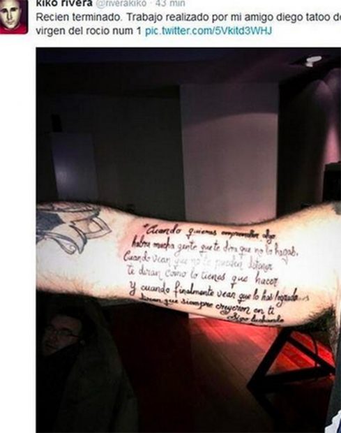 El cantante se ha tatuado un texto en uno de sus brazos./Instagram @riverakiko