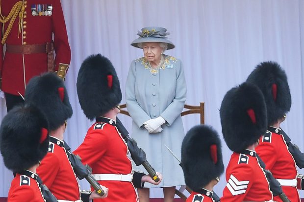 La reina Isabel II ha presidido por primera vez el desfile 'Trooping the colour' sin el duque de Edimburgo./Gtres