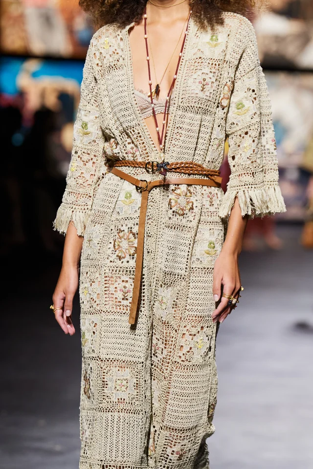 Este es el vestido caftán crochet de Mango idéntico a un Christian Dior