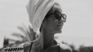 El bañador de Amelia Bono de Uterqüe estilo Dolce Vita vale menos de lo que parece