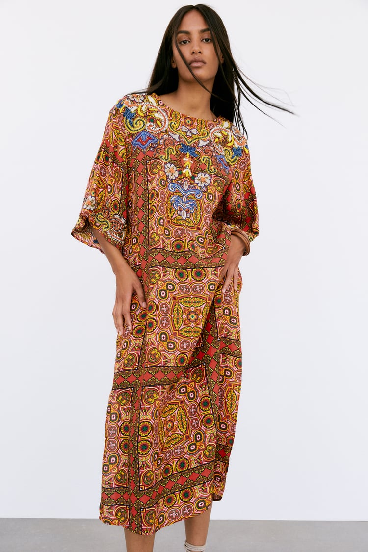 Zara arte y moda con el vestido túnica con estampado de rosetón medieval