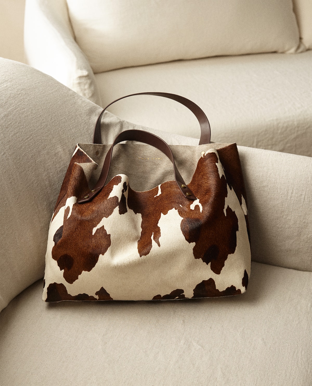 El tacto y el diseño minimalista de este bolso de piel de Zara Home son indescriptibles