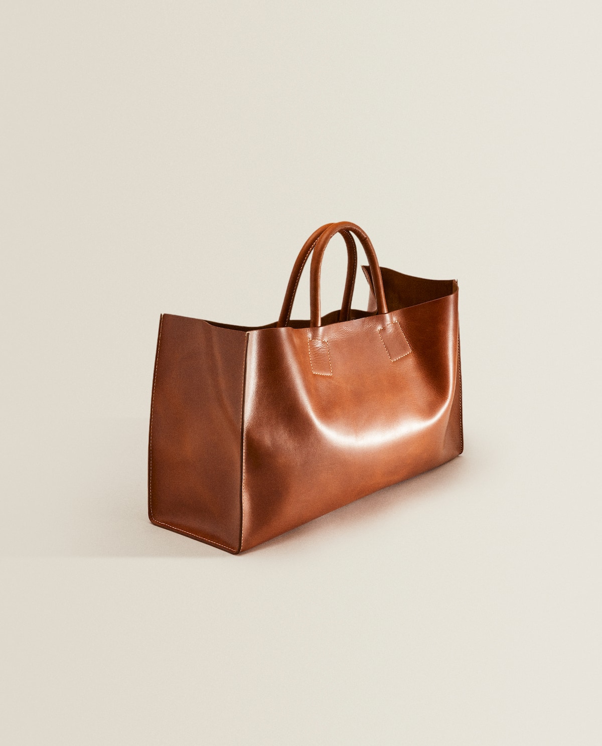 Zara El tacto y el minimalista de este bolso piel son indescriptibles