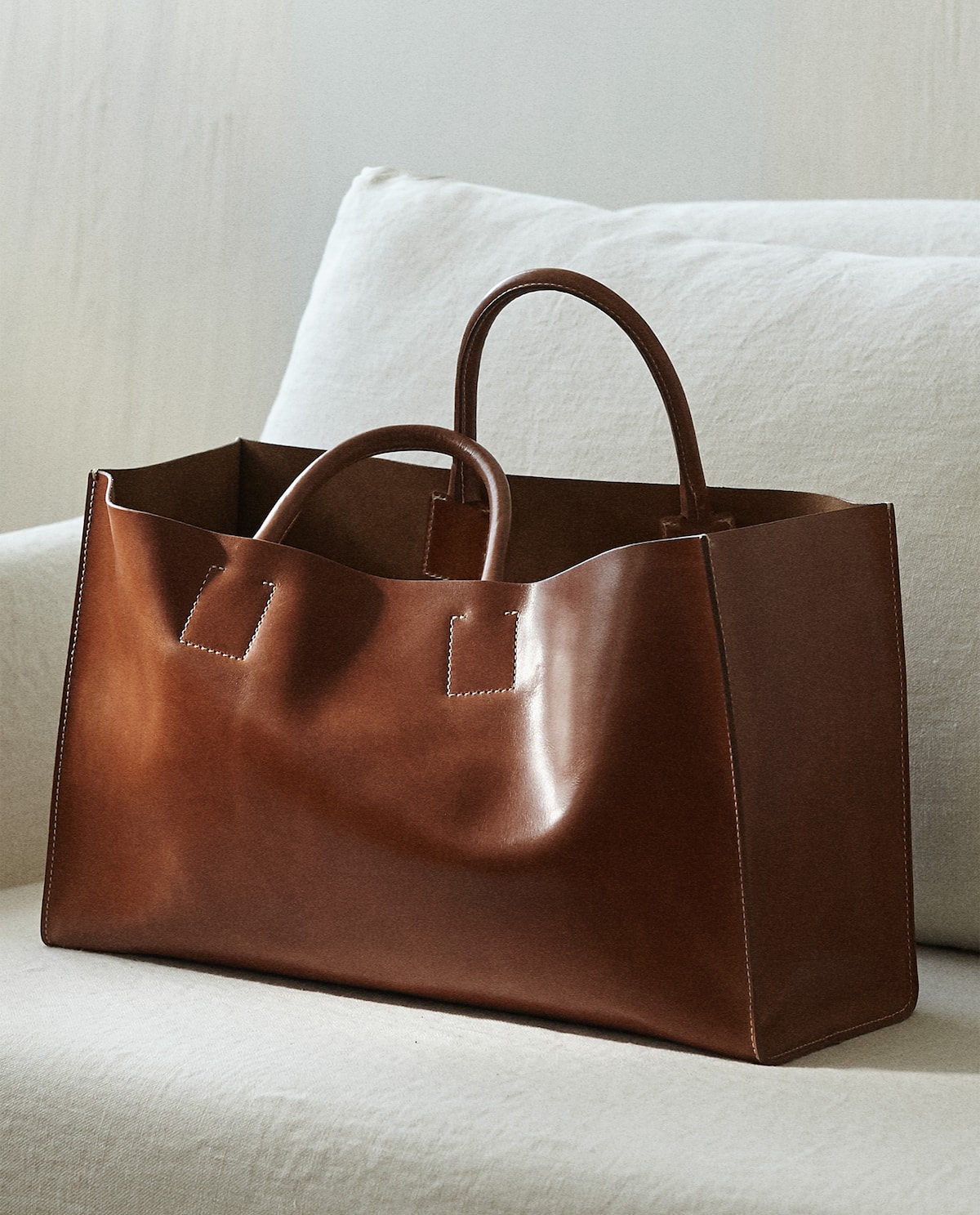 El tacto y el diseño minimalista de este bolso de piel de Zara Home son indescriptibles
