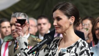 La reina Letizia en un brindis / Gtres