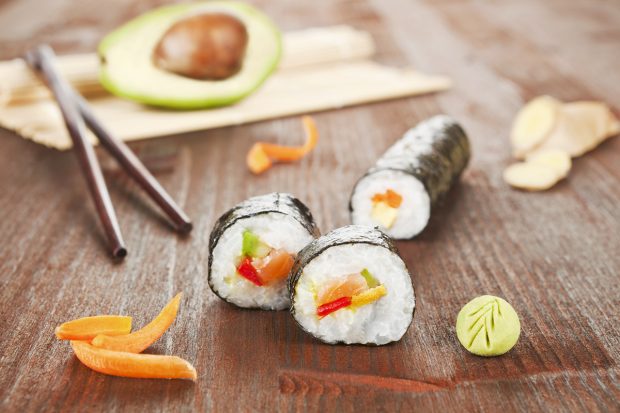 Con el aguacate se puden cocinar ricas piezas de sushi./Gtres