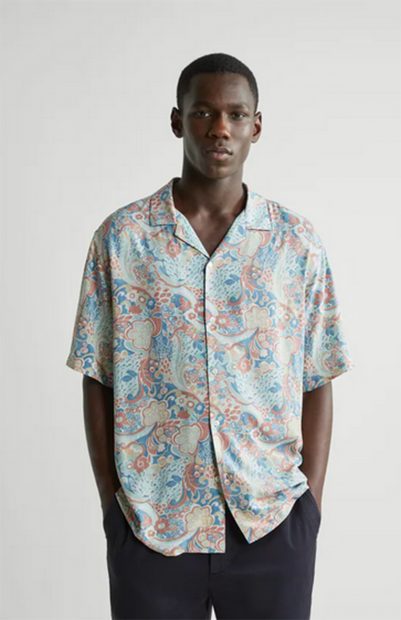 Camisa con un estampado floral de Zara./Zara