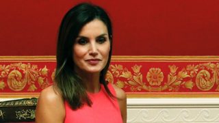 Los 5 vestidos rosa de Zara para seguir el ejemplo de la reina Letizia