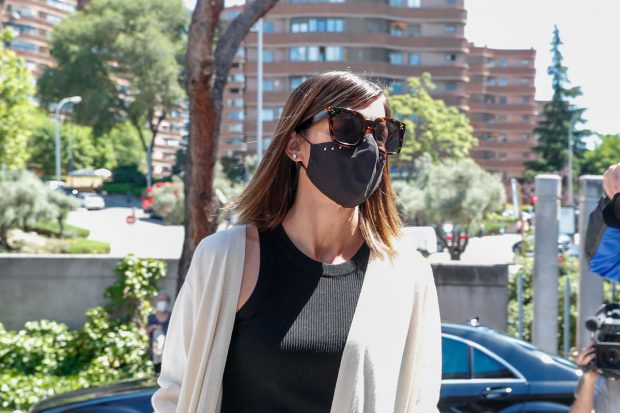 Alba Santana llegando al cementerio de la Almudena en Madrid./Gtres