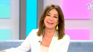 Ana Rosa Quintana ha cerrado la temporada enfundada en su color talismán, el blanco / Telecinco