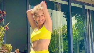 Sharon Stone luce a sus 63 años el bikini amarillo tendencia en El Corte Inglés