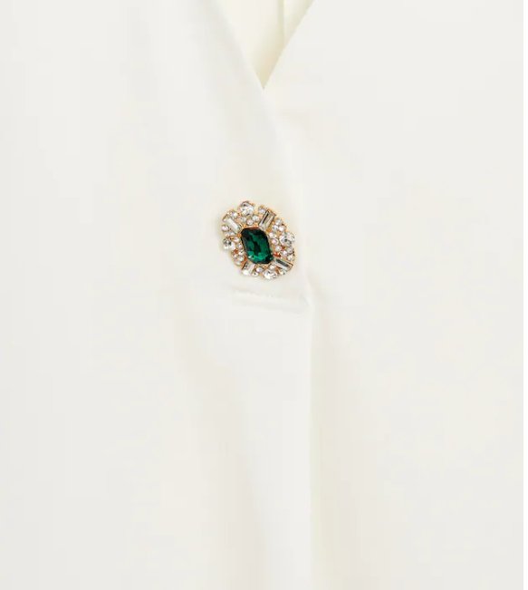 La blusa botón joya de Mango Outlet que parece de una tienda vintage de lujo de Paris