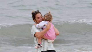 Toñi Moreno, con su hija en la playa / Gtres