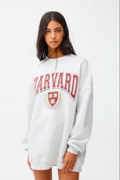 Sudadera con el logotipo de Harvard de Pull & Bear./Pull & Bear