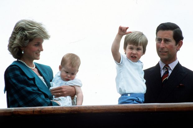 La princesa Diana y el príncipe Carlos junto a sus hijos, el príncipe Guillermo y el príncipe Harry./Gtres