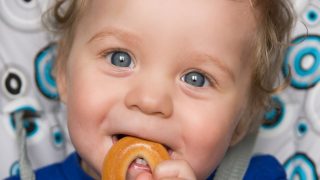 Un bebé comiendo una rosquilla / Gtres