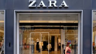 Zara versiona y mejora el vestido de Saint Laurent más brillante de su colección